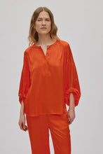 Afbeelding in Gallery-weergave laden, Rabens Saloner CONTRAST LACE SHIRT - LISSY W26208103 Deep mandarin