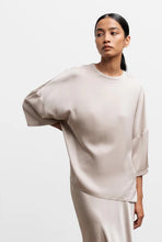 Afbeelding in Gallery-weergave laden, Ahlvar Gallery Thess Silk Tee Greige