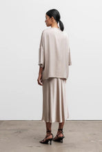Afbeelding in Gallery-weergave laden, Ahlvar Gallery Thess Silk Tee Greige