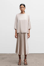 Afbeelding in Gallery-weergave laden, Ahlvar Gallery Thess Silk Tee Greige