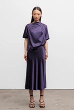 Afbeelding in Gallery-weergave laden, Ahlvar Gallery Lima Satin Tee Plum