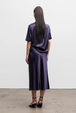Afbeelding in Gallery-weergave laden, Ahlvar Gallery Lima Satin Tee Plum