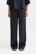 Afbeelding in Gallery-weergave laden, Ahlvar Gallery Ayla Satin Trousers Blue Grey