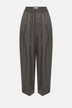 Afbeelding in Gallery-weergave laden, Âme Antwerp KICK DARK GREY PLEATED PANTS W/ ELASTICATED WAIST