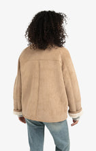 Afbeelding in Gallery-weergave laden, Yaya Oversized Lammy Coat Light Camel 02-001066-510