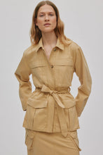 Afbeelding in Gallery-weergave laden, Rabens Saloner TEXTURE CANVAS BELTED JACKET - SIENNA W26220110 Sand