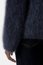 Afbeelding in Gallery-weergave laden, Closed C96554-99R-55 V neck sweater 575 Storm blue