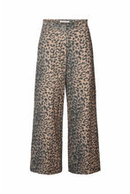 Afbeelding in Gallery-weergave laden, Rabens Saloner INJA LEOPARD PRINT WIDE LEG PANTS I SNOW LEOPARD