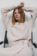 Afbeelding in Gallery-weergave laden, Closed Cropped Crew Neck Pearl Beige C96279-920-22