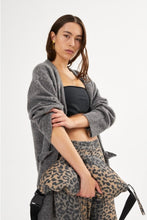 Afbeelding in Gallery-weergave laden, Rabens Saloner INJA LEOPARD PRINT WIDE LEG PANTS I SNOW LEOPARD