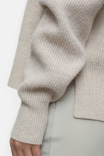 Afbeelding in Gallery-weergave laden, Closed Cropped Crew Neck Pearl Beige C96279-920-22