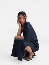 Afbeelding in Gallery-weergave laden, Ahlvar Gallery Ella satin dress midnight blue