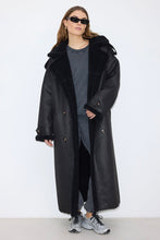 Afbeelding in Gallery-weergave laden, Raiine Mixon Faux Shearling Coat Black