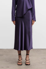Afbeelding in Gallery-weergave laden, Ahlvar Gallery Hana Satin/ Silk Skirt Plum
