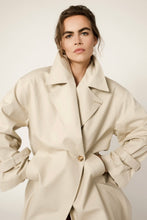 Afbeelding in Gallery-weergave laden, Viveh Magnolia Coat 2503-092-31 Beige 016
