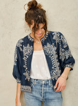 Afbeelding in Gallery-weergave laden, M.A.B.E EDEN PRINT JKT Blue/Multi