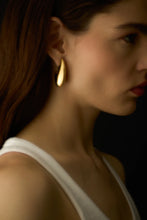 Afbeelding in Gallery-weergave laden, Adorn Drop Earring High Polish