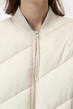 Afbeelding in Gallery-weergave laden, Closed Quilted Jacket Shortbread Beige C97688-69W-22