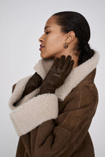 Afbeelding in Gallery-weergave laden, Rabens Saloner SHEARLING COAT - EJSA W25345102 Dark Brown Nat Combo