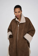 Afbeelding in Gallery-weergave laden, Rabens Saloner SHEARLING COAT - EJSA W25345102 Dark Brown Nat Combo