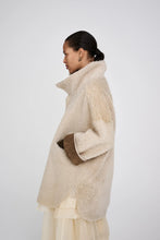 Afbeelding in Gallery-weergave laden, Rabens Saloner SHEARLING COAT - EJSA W25345102 Dark Brown Nat Combo