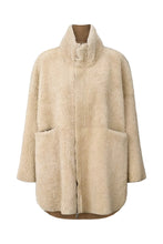 Afbeelding in Gallery-weergave laden, Rabens Saloner SHEARLING COAT - EJSA W25345102 Dark Brown Nat Combo