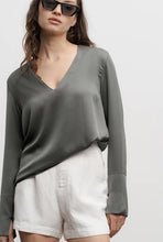 Afbeelding in Gallery-weergave laden, Ahlvar Gallery Kelly V-neck Blouse Military Green 9756-29