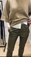 Afbeelding in Gallery-weergave laden, Est'Chino Stretch Leather Moral Taupe - Forest if