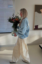 Afbeelding in Gallery-weergave laden, Coucou Joseph sweater - Light blue with ecru letters ONESIZE
