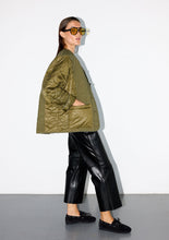 Afbeelding in Gallery-weergave laden, RAIINE SHAW QUILTED JACKET OLIVE
