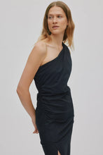 Afbeelding in Gallery-weergave laden, Rabens Saloner PAPERY ONE SHOULDER LONG DRESS - ARYANA W26267103 Black
