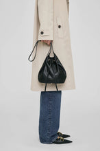 Afbeelding in Gallery-weergave laden, Anine Bing Mini Alana Bucket Bag Black A-13-0110-000
