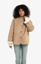 Afbeelding in Gallery-weergave laden, Yaya Oversized Lammy Coat Light Camel 02-001066-510
