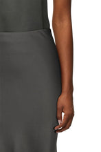 Afbeelding in Gallery-weergave laden, Drykorn NEVIDA SLIPS-SKIRT IN MAXILANGE IN SATIN 130065 1000
