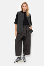 Afbeelding in Gallery-weergave laden, Âme Antwerp KICK DARK GREY PLEATED PANTS W/ ELASTICATED WAIST

