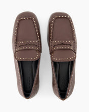 Afbeelding in Gallery-weergave laden, Posa Bardot Loafer Studs | PW119 Burgundy	10011
