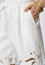 Afbeelding in Gallery-weergave laden, Co'couture LitaCC Linen Emb Shorts White 41196
