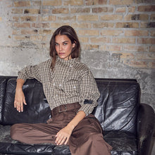 Afbeelding in Gallery-weergave laden, Haute L'Amitié HL10839 High Collar Check Shirt Beige
