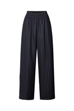 Afbeelding in Gallery-weergave laden, Rabens Saloner DRAPY TAILORING RELAXED PANTS Everdeen I Midnight
