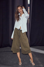 Afbeelding in Gallery-weergave laden, Haute L'Amitié HL11005 Pull On Cargo Bermudas Army
