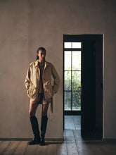 Afbeelding in Gallery-weergave laden, Rabens Saloner TEXTURE CANVAS BELTED JACKET - SIENNA W26220110 Sand
