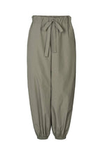 Afbeelding in Gallery-weergave laden, Rabens Saloner POPLIN GATHERED PANTS - IRIDI W26285104
