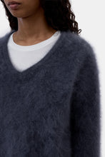 Afbeelding in Gallery-weergave laden, Closed C96554-99R-55 V neck sweater 575 Storm blue
