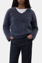 Afbeelding in Gallery-weergave laden, Closed C96554-99R-55 V neck sweater 575 Storm blue
