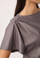 Afbeelding in Gallery-weergave laden, Co'couture 500146 JoveCC Check Pleat Blouse 65004 Light Grey
