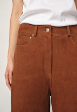 Afbeelding in Gallery-weergave laden, Herskind Katja Suede Mid Waist Pants

