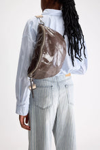 Afbeelding in Gallery-weergave laden, Bellerose M1020 SOUPLY SLING BAG Dust / Iron
