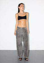 Afbeelding in Gallery-weergave laden, RAIINE SIERRA BARREL JEANS FADED LEO
