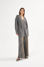 Afbeelding in Gallery-weergave laden, Rabens Saloner INJA LEOPARD PRINT WIDE LEG PANTS I SNOW LEOPARD
