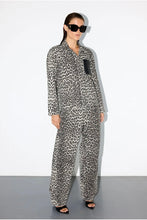 Afbeelding in Gallery-weergave laden, RAIINE SIERRA BARREL JEANS FADED LEO
